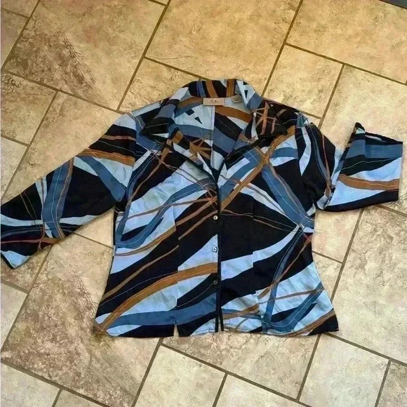 is silk top - Picture 1 of 8